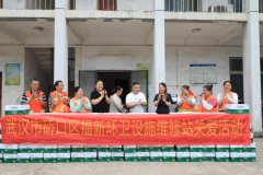 爱心企业万箱矿泉水致敬“城市美容师”